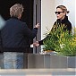 Nom du fichier=CharlizeshareacigarettebreakwithSean_11.jpg
Taille du fichier=76Ko
Dimensions : 716x521
Ajouté le : 02 Janvier 2015 CharlizeshareacigarettebreakwithSean_11.jpg