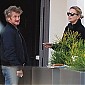 Nom du fichier=CharlizeshareacigarettebreakwithSean_16.jpg
Taille du fichier=64Ko
Dimensions : 618x476
Ajouté le : 02 Janvier 2015 CharlizeshareacigarettebreakwithSean_16.jpg