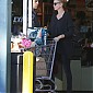CharlizeTheronShopsGroceriesWholeFoods_01.jpg