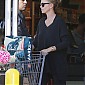 CharlizeTheronShopsGroceriesWholeFoods_02.jpg