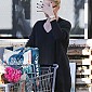 CharlizeTheronShopsGroceriesWholeFoods_03.jpg