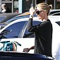 CharlizeTheronShopsGroceriesWholeFoods_05.jpg