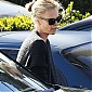 CharlizeTheronShopsGroceriesWholeFoods_09.jpg