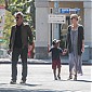 Nom du fichier=SeanandCharlizetakelittleJacksonoutforbrunch_07.jpg
Taille du fichier=295Ko
Dimensions : 1557x1038
Ajouté le : 12 Mars 2015 SeanandCharlizetakelittleJacksonoutforbrunch_07.jpg