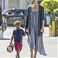 Nom du fichier=SeanandCharlizetakelittleJacksonoutforbrunch_13.jpg
Taille du fichier=580Ko
Dimensions : 1333x2000
Ajouté le : 12 Mars 2015 SeanandCharlizetakelittleJacksonoutforbrunch_13.jpg