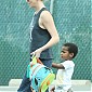 Nom du fichier=Charlize-Theron-Takes-Jackson-To-A-Dance-Class-3.jpg
Taille du fichier=119Ko
Dimensions : 728x1024
Ajouté le : 19 Mars 2015 Charlize-Theron-Takes-Jackson-To-A-Dance-Class-3.jpg