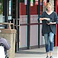 CharlizeTheron_walkinginCulverCity_04.jpg