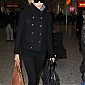 Nom du fichier=CTarrivesatHeathrowairport_01.JPG
Taille du fichier=397Ko
Dimensions : 1200x1800
Ajouté le : 06 Novembre 2011 CTarrivesatHeathrowairport_01.JPG