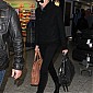 Nom du fichier=CTarrivesatHeathrowairport_10.JPG
Taille du fichier=461Ko
Dimensions : 1200x1800
Ajouté le : 06 Novembre 2011 CTarrivesatHeathrowairport_10.JPG