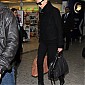 Nom du fichier=CTarrivesatHeathrowairport_12.JPG
Taille du fichier=467Ko
Dimensions : 1200x1800
Ajouté le : 06 Novembre 2011 CTarrivesatHeathrowairport_12.JPG