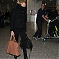 Nom du fichier=CTarrivesatHeathrowairport_15.JPG
Taille du fichier=382Ko
Dimensions : 1200x1800
Ajouté le : 06 Novembre 2011 CTarrivesatHeathrowairport_15.JPG