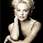 charlize-theron-per-alan-weissman_01.jpg